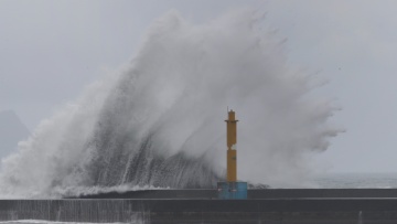 Ο τυφώνας Ραγκάσα πλησιάζει απειλητικά τις Φιλιππίνες με ανέμους 250 χλμ/ώρα 