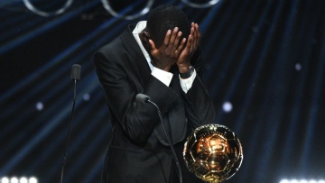 Τα δάκρυα του Ντεμπελέ για τη Χρυσή Μπάλα και η αφιέρωση στην οικογένειά του - Δείτε βίντεο