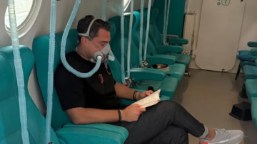 Σάκης Κατσούλης μετά τη διάγνωσή του με αιφνίδια βαρηκοΐα: Φωτογραφήθηκε μέσα σε θάλαμο υπερβαρικού οξυγόνου