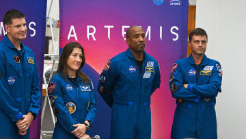 Γιατί η NASA θέλει να επιστρέψει στη Σελήνη: Οι πιθανές ημερομηνίες της εκτόξευσης, οι κίνδυνοι και το πείραμα με την Artemis