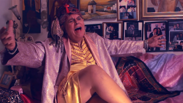 Το Ερωτοδικείο, οι εκκεντρικές εμφανίσεις και η κραυγή που έκαναν θρύλο της trash tv τον «Μίστερ Εθνικά Μπούτια»