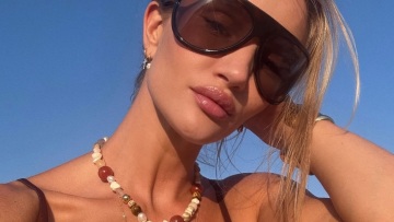 Ρόζι Χάντινγκτον Γουάιτλι: Νέες φωτογραφίες του μοντέλου από διακοπές στην Ελλάδα με τον Τζέισον Στέιθαμ και τα παιδιά τους