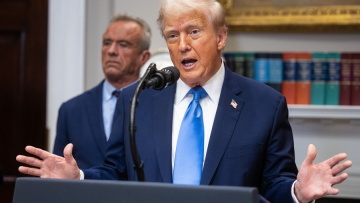 Ο Τραμπ συνδέει τον αυτισμό με την παρακεταμόλη και προτείνει στις εγκύους που πονούν να «σφίξουν τα δόντια»