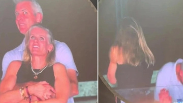 Ανατροπή στο σκάνδαλο στους Coldplay: Ο σύζυγος της HR ήταν στην ίδια συναυλία με την ερωμένη του