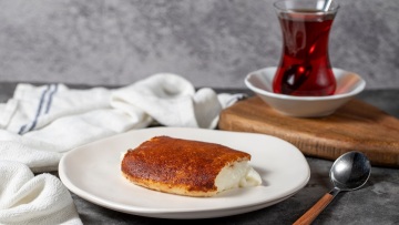Καζάν ντιπί: Πώς φτιάχνεται το τούρκικο γλυκό με το «κρυφό» συστατικό