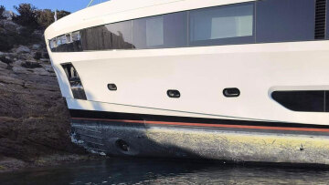 Θαλαμηγός με σημαία Βουλγαρίας προσάραξε στον Σαρωνικό, δείτε βίντεο από το σημείο