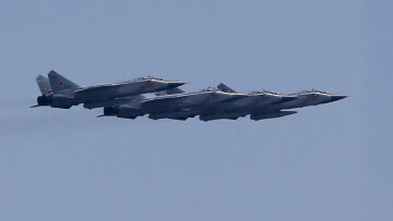 Politico: Το ΝΑΤΟ με το δάχτυλο στη σκανδάλη, γιατί δεν έχει καταρρίψει τα ρωσικά μαχητικά αεροσκάφη και drones