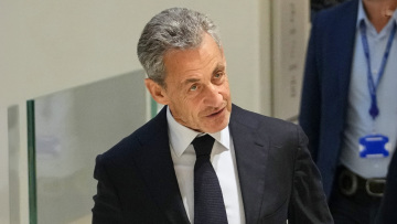 Πέντε χρόνια φυλάκιση στον Σαρκοζί για εγκληματική συνωμοσία με σκοπό να λάβει παράνομη χρηματοδότηση εκατομμυρίων από τον Καντάφι