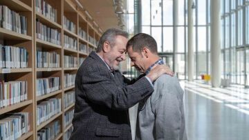 Γρηγόρης Βαλτινός: Θεατρική επιστροφή με τη συγκλονιστική αληθινή ιστορία «Κάθε Τρίτη με τον Μόρι»