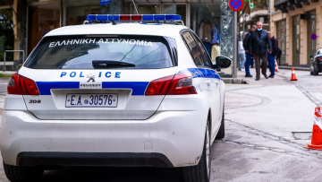 Θεσσαλονίκη: Έβγαλε τα ηχεία στο μπαλκόνι του και όταν πήγε η αστυνομία, τους απείλησε ότι θα τους… συλλάβει