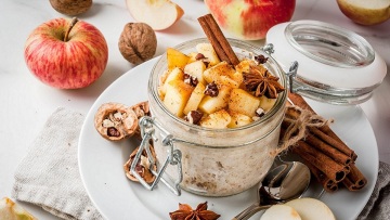 Overnight oats με γεύση μηλόπιτα: Η πιο cozy ιδέα για θρεπτικό πρωινό