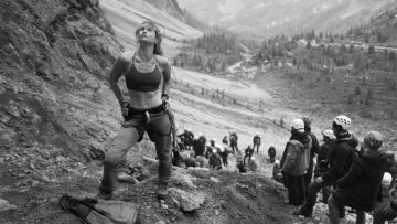 To remake του «Cliffhanger» με τον Πιρς Μπρόσναν και τη Λίλι Τζέιμς θα κάνει πρεμιέρα το 2026