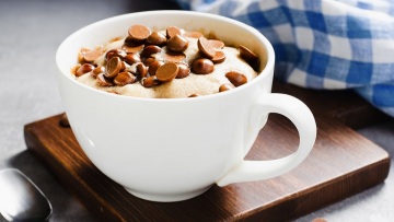 Ζουμερό κέικ με βρώμη, σε κούπα, έτοιμο σε 2′: το πιο εύκολο και υγιεινό σνακ