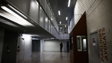 Απόδραση βγαλμένη από ταινία στη Γερμανία: Κρατούμενος έκοψε τα κάγκελα του κελιού, ανέβηκε στην στέγη και εξαφανίστηκε
