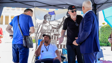 Στο Λαϊκό Νοσοκομείο μεταφέρθηκε ο απεργός πείνας Δημήτρης Οικονομόπουλος, που συμπαραστέκεται στον Πάνο Ρούτσι - Αισθάνθηκε έντονη αδιαθεσία