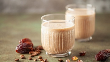 Θρεπτικό smoothie καφέ με χουρμάδες για να ανοίξει το μάτι