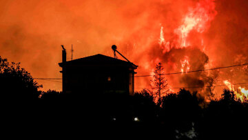Η Ελλάδα «πνίγεται» από τις φωτιές: Εκπομπές στο υψηλότερο επίπεδο 20ετίας

