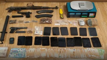 Εξαρθρώθηκε εγκληματική οργάνωση ναρκωτικών με κέρδη 8 εκατ. ευρώ - Κατασχέθηκε ένας τόνος κάνναβης και βαρύς οπλισμός
