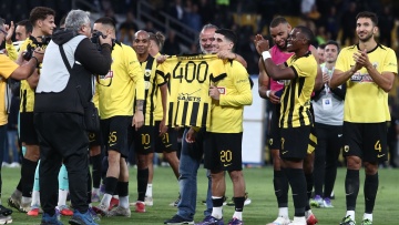 Μάνταλος: Αποθέωση για τον αρχηγό στη Νέα Φιλαδέλφεια, του έδωσε φανέλα με το Νο. 400 ο Ηλιόπουλος - Βίντεο