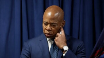 Αποσύρεται από την κούρσα για το δήμο Νέας Υόρκης ο νυν δήμαρχος - Φαβορί ο «Σοσιαλιστής» Μαμντάνι