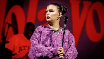 Η Λόλα Γιανγκ κατέρρευσε πάνω στη σκηνή σε μουσικό φεστιβάλ - Προηγουμένως είχε ακυρώσει συναυλία για λόγους ψυχικής υγείας