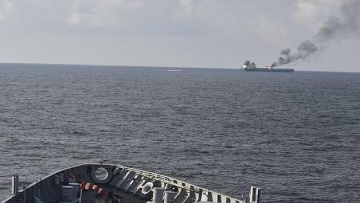 Δύο τραυματίες από την επίθεση των Χούθι σε φορτηγό πλοίο στον κόλπο του Άντεν - Δείτε βίντεο