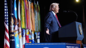 Ο Τραμπ δεσμεύτηκε σε δαπάνες άνω του 1 τρισ. δολαρίων για τον αμερικανικό στρατό 