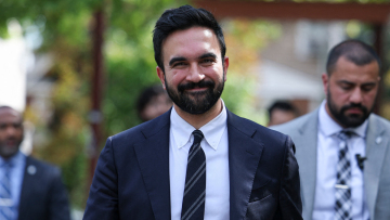 Ζοχράν Μαμντάνι: Ο μουσουλμάνος που πάει για δήμαρχος της Νέας Υόρκης, βάζει απέναντί του τον Τραμπ και προκαλεί συζητήσεις με τις θέσεις του