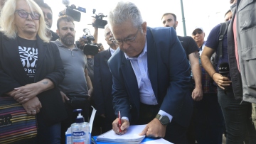  «Είμαστε μαζί σου»: Το ιδιόχειρο σημείωμα του Κουτσούμπα στον Πάνο Ρούτσι – Δείτε φωτογραφία 
