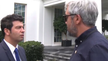 Απολύθηκε ο Τούρκος δημοσιογράφος μετά το «πήραμε τον π@@» για τη συνάντηση Τραμπ με Ερντογάν - Δείτε το βίντεο έξω από τον Λευκό Οίκο