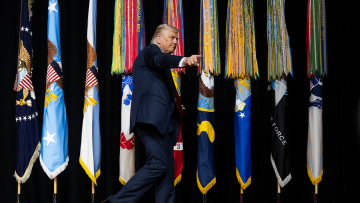 Ανάλυση CNN: Ο Τραμπ φέρνει τον πόλεμο στις αμερικανικές πόλεις, ως πεδίο εκπαίδευσης για τον στρατό - «Σ' όποιον δεν αρέσει, να φύγει» λέει στους στρατηγούς