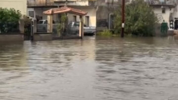 Πλημμύρισαν δρόμοι και μπήκαν νερά σε σπίτια στο Αιτωλικό από τη δυνατή νεροποντή - Δείτε βίντεο