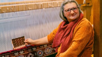 
Η τέχνη του αυθεντικού χειροποίητου χαλιού στο Μέτσοβο -Η Λαμπρινή από το Ανθοχώρι μας μυεί στα μυστικά της 
