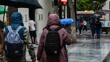 Χάρτες με την εξέλιξη της κακοκαιρίας τις επόμενες ώρες: Ύφεση το απόγευμα στην Αθήνα, πλημμύρισαν δρόμοι στην Αιτωλοακαρνανία