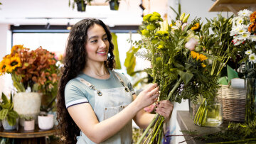 Από ανθοπωλεία έως γραφεία τελετών: Οι Έλληνες επαγγελματίες γίνονται viral στο TikTok