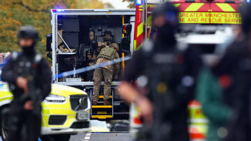 Δύο νεκροί από επίθεση σε συναγωγή στο Μάντσεστερ - Κάντε πίσω έχει βόμβα, φώναζαν οι αστυνομικοί, δείτε βίντεο