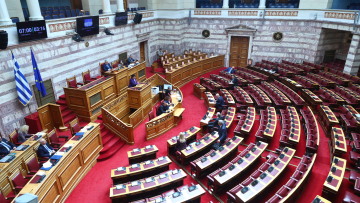 Κατατέθηκε στη Βουλή το νέο εργασιακό νομοσχέδιο - Ποιες ρυθμίσεις προστέθηκαν με προτάσεις των κοινωνικών εταίρων