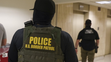 Επεισόδια μεταξύ αστυνομικών και διαδηλωτών και συλλήψεις έξω από κέντρο κράτησης μεταναστών στο Σικάγο
