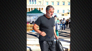 Μετά τα γλυκά στους γείτονες και την επίσκεψη στον Πάνο Ρούτσι, ο ηθοποιός Βασίλης Μπισμπίκης δείχνει τι θα πει πολιτισμός