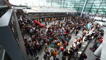 Τουλάχιστον 6.500 επιβάτες επηρεάστηκαν από το κλείσιμο του αεροδρομίου στο Μόναχο - Εντοπίσαμε 2 drones, λένε οι αρχές  