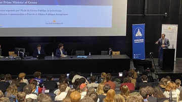 Τσίπρας σε φοιτητή της Σορβόννης: Η συζήτηση για νέο κόμμα γίνεται ερήμην μου, εγώ αφουγκράζομαι τις ανάγκες της κοινωνίας