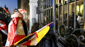 Γεωργία: Συγκρούσεις αστυνομικών με διαδηλωτές που επιχείρησαν να εισβάλουν στο προεδρικό μέγαρο