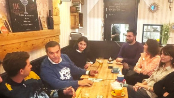 Ο Τσίπρας για μπύρα με Έλληνες φοιτητές στη Σορβόνη – Έλυσα πολλές απορίες και πήρα πολλά από τη κουβέντα, λέει
