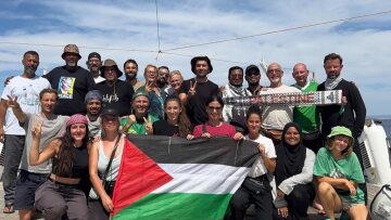 Στολίσκος για τη Γάζα: Για απάνθρωπες συνθήκες κράτησης, μίλησαν ακτιβιστές που γύρισαν στην Ελβετία από το Ισραήλ