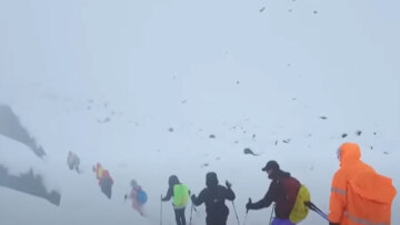 Συνεχίζονται οι διασώσεις στο Έβερεστ για τους εκατοντάδες εγκλωβισμένους μετά τη χιονοθύελλα