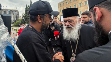 Ο Αρχιεπίσκοπος Ιερώνυμος επισκέφθηκε τον Πάνο Ρούτσι στο Σύνταγμα - Δείτε φωτογραφίες και βίντεο