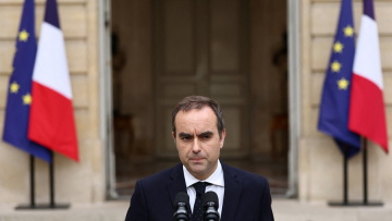 Παραμένει ως την Τετάρτη πρωθυπουργός της Γαλλίας ο Λεκορνί για τελευταίες διαπραγματεύσεις με πολιτικούς
