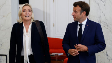 Ανάλυση Politico: Η Λεπέν οσμίζεται αίμα και ορέγεται εξουσία την ώρα που ο Μακρόν εξαντλεί τις επιλογές του