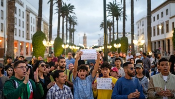 Εκατοντάδες νέοι στο Μαρόκο διαδήλωσαν για 9η συνεχόμενη μέρα κατά της διαφθοράς της κυβέρνησης Αχανούς 