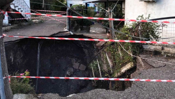 Άνοιξε κρατήρας δίπλα σε σπίτια στις Φυτείες Αιτωλοακαρνανίας - Δείτε φωτογραφίες